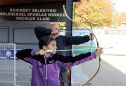 Tarih dizilerinden etkilenen baba-kız, kursta ok atmayı öğreniyor