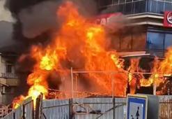 Pendik'te otomobilde çıkan yangın, 3 katlı ahşap binaya sıçradı