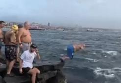 Fatih'te soğuk havaya aldırış etmeden denizde yüzdüler
