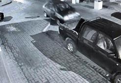 Alkollü sürücünün otomobille park halindeki araçlara çarptığı kaza kamerada