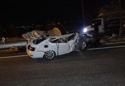 Park halindeki TIR'a çarpan otomobildeki 2 kişi yaralandı