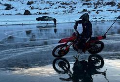 Profesyonel motosikletçi Atlı'dan Çıldır Gölü'nde buz üstünde drift şov