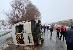Sivas'ta öğrenci servisi devrildi: 15 yaralı