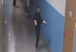 Silinen koridoru kirletmemek için ayakkabılarını çıkarıp sınıfına kadar yürüdü