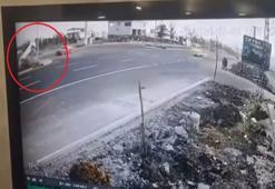 Otomobilin refüjdeki ağaç ve direğe çarptığı kaza kamerada