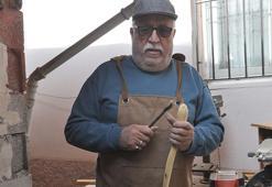 Emekli öğretmen, doğadan topladığı ağaç ve ahşap parçalarını eşyaya dönüştürüyor