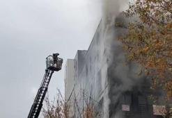 Kadıköy'de 5 katlı binada çıkan yangın söndürüldü