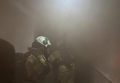 Çakmakla oynarken yangın çıkardı