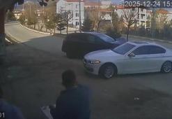 Geri giderek yola çıkan otomobil, arkadan gelen otomobille çarpıştı; kaza kamerada