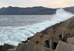 Amasra'da kuvvetli rüzgar; dalga boyu 3 metreyi buldu