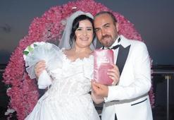 Evlenmek için kaçırdığı kocasıyla 15 yıl sonra hayallerindeki düğünü yaptılar