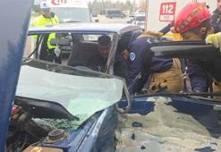 Ters yöne giren otomobille kamyonet çarpıştı; araçta sıkışan sürücüyü ekipler kurtardı