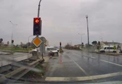 Büyükçekmece'de kırmızı ışık ihlali kazaya neden oldu; çarpışma kamerada