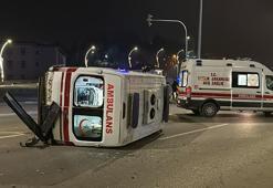 Otomobil ile çarpışan ambulans devrildi; 3 sağlık personeli yaralı