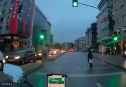Maltepe'de kırmızı ışıkta caddeden karşıya geçen yayaya motosiklet çarptı