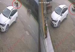 Motokurye, kendisine saldıran sokak köpeğinden kaçarken kaza yaptı