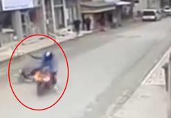 Yayaya çarpan motosikletli kaza sonrası kaçtı; o anlar kamerada