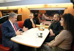 Destici, YHT'de kandil simidi dağıttı