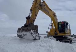 Sarıkamış'ta şehit askerler anısına yapılacak heykeller için kar toplanıyor