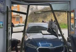 Arnavutköy'de park halinde yokuş aşağı kayan otomobil berber dükkanına daldı