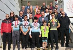 Mahalle aralarında yetişen bisiklet şampiyonlarından Gençlik ve Spor İl Müdürü'ne ziyaret