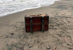 Samsun'da sahile, üzerinde Rusça yazılar olan sandık vurdu