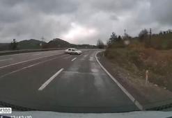 Karşı yöne geçen otomobil ile minibüsün çarpıştığı kaza kamerada
