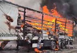 Kağıt yüklü TIR'ın dorsesi alev alev yandı