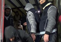 Gümrük mühürlü TIR’da 23 düzensiz göçmen yakalandı