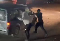 Trafik tartışmasında hafif ticari aracına sopayla saldırılan sürücü, 3 araca çarptı; o anlar kamerada