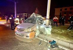 Otomobil trambüs direğine çarptı: 1 ölü, 1 yaralı