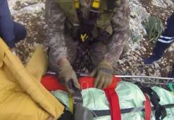 Dağlık alanda mahsur kalan vatandaş, askeri helikopterle hastaneye ulaştırıldı