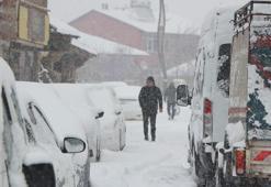 Karlıova'da yoğun kar; 10 köy yolu kapandı