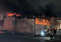 Hatay'da oto tamirhanesinde çıkan yangın, 3 iş yerine sıçrayan yangın söndürüldü