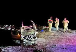 Buzlanan yolda hafif ticari araç şarampole yuvarlandı; 1’i ağır 2 yaralı