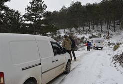 Manisa’da karda mahsur kalan avcılar kurtarıldı