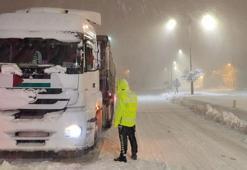 Bitlis’te yoğun kar yağışı nedeniyle bazı yollar ağır vasıta trafiğine kapatıldı