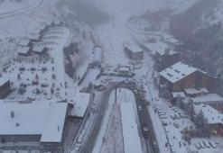 Palandöken’de kar kalınlığı 70 santimetreyi geçti; kayak merkezi dronla görüntülendi