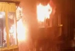 Beyoğlu'nda 2 kişinin dumandan etkilendiği yangındaki patlamalar kamerada