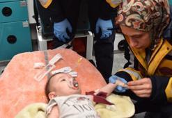 Karla kapanan yol açıldı, 7 aylık bebek hastaneye ulaştırıldı