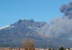 Etna Yanardağı kül ve lav püskürttü
