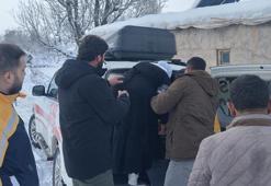 Yolu kapanan köyde iç kanama geçiren kadın, ekipler tarafından hastaneye ulaştırıldı