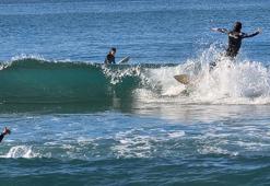 Hatay'da güneşli havanın keyfini sörf yaparak çıkardılar