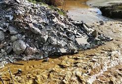 Büyük Menderes nehri kirlilik nedeniyle yine siyaha büründü
