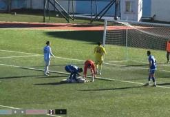 Maçta sahaya girip uyuyan köpek güldürdü