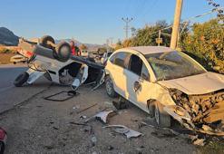 Park halindeki araca çarpan otomobildeki 2 kişi yaralandı; kaza kamerada