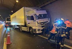Tünelde otomobil, TIR ile duvar arasında sıkıştı; ulaşım aksadı