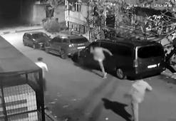 Avcılar'da park halindeki araçların aynalarını kıran kişiler kamerada