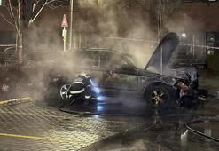 Hastane otoparkında 2 otomobil yandı