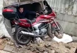 Avcılar’da inşaat alanına düşen motosiklet kepçe ile çıkarıldı